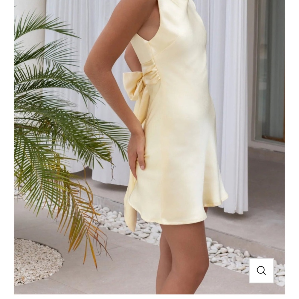 Chic Sleeveless Cream Dress with Bow Detail